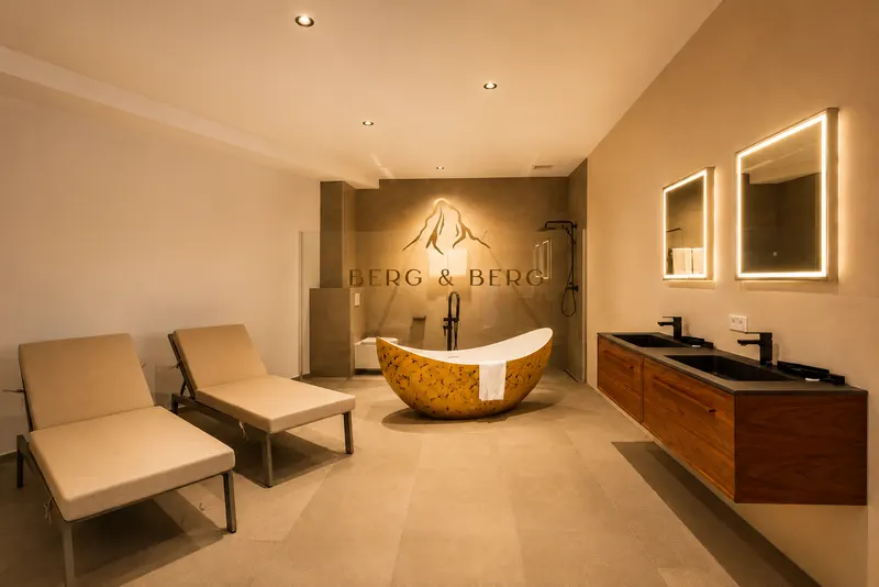 Badezimmer mit freistehender Wanne, Berg & Berg Apartments Bad Zurzach