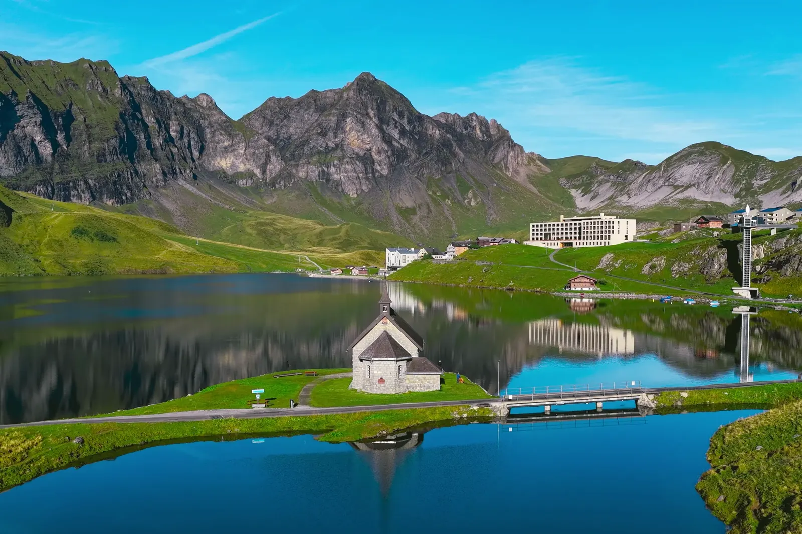 Bergsee mit Kapelle auf der Melchsee-Frutt, Gemeinde Kerns