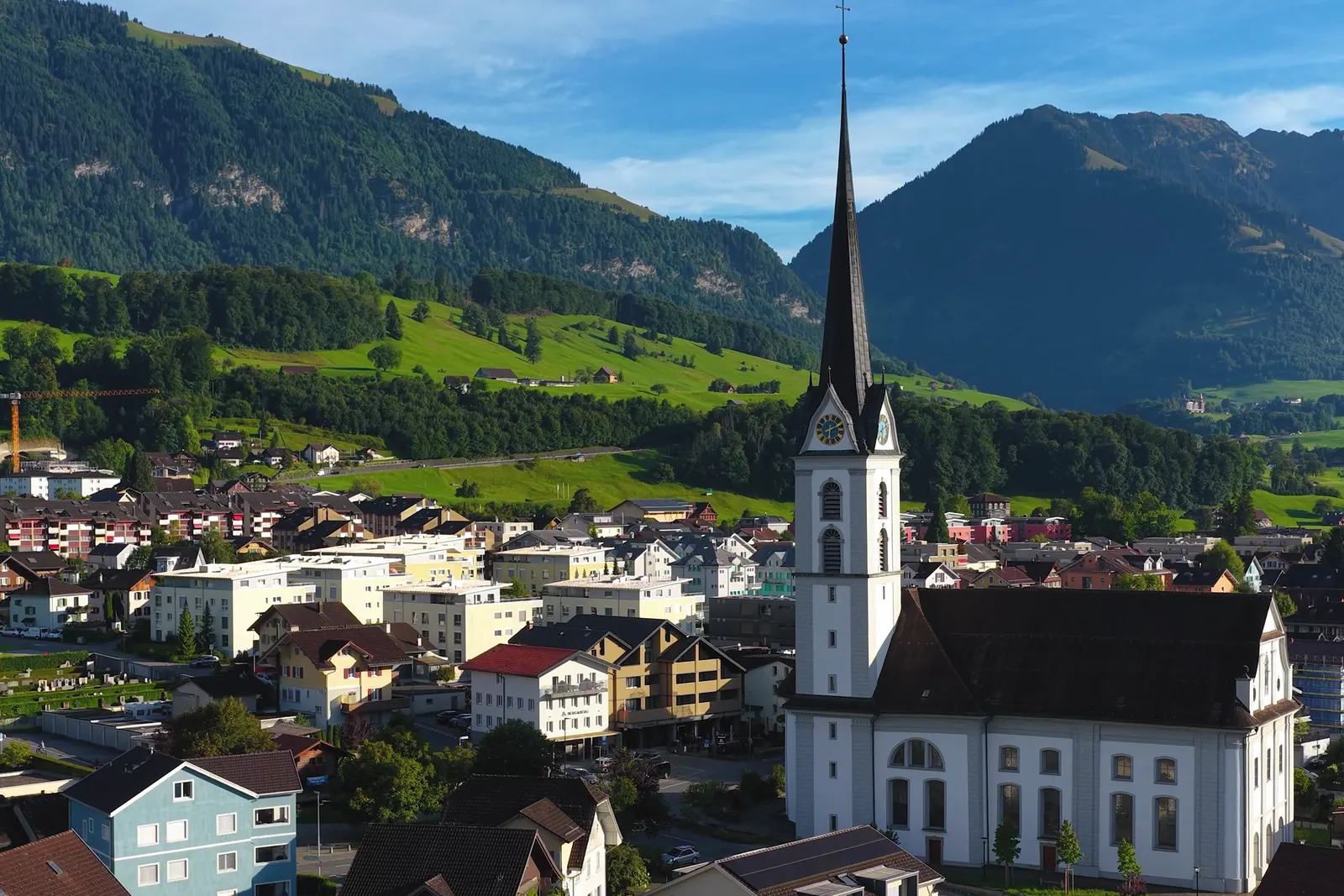 Kerns in Obwalden mit Pfarrkirche und Bergen