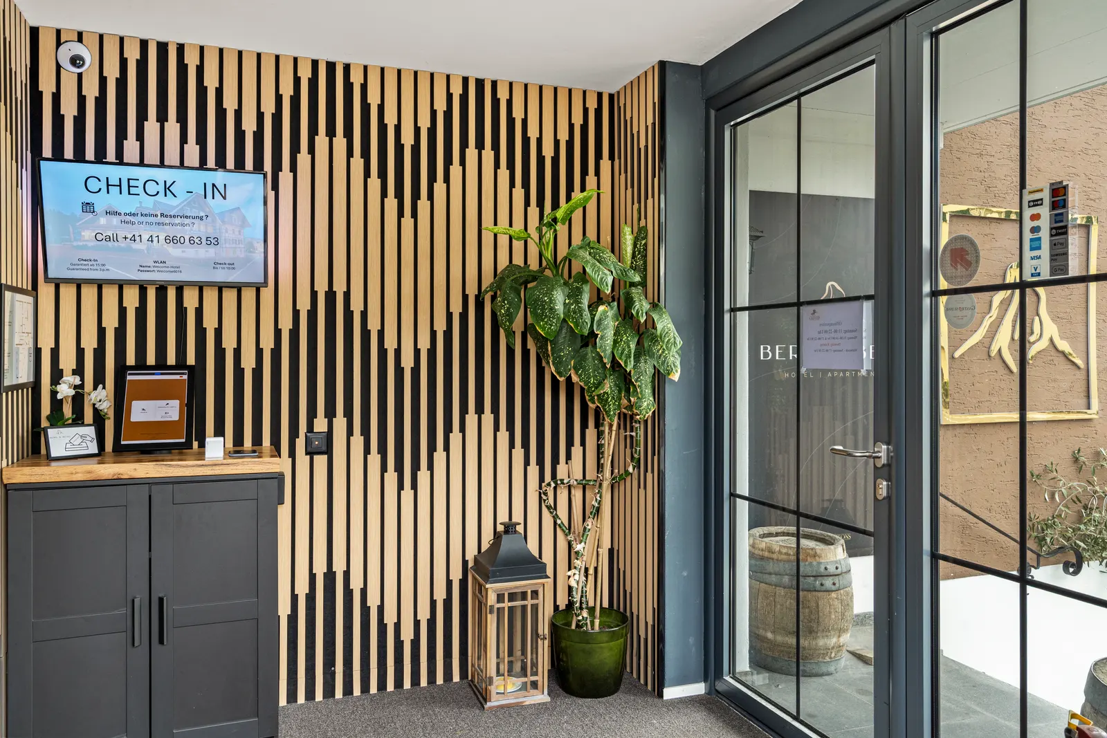 Check-in-Terminal im Berg & Berg Hotel Hellbühl
