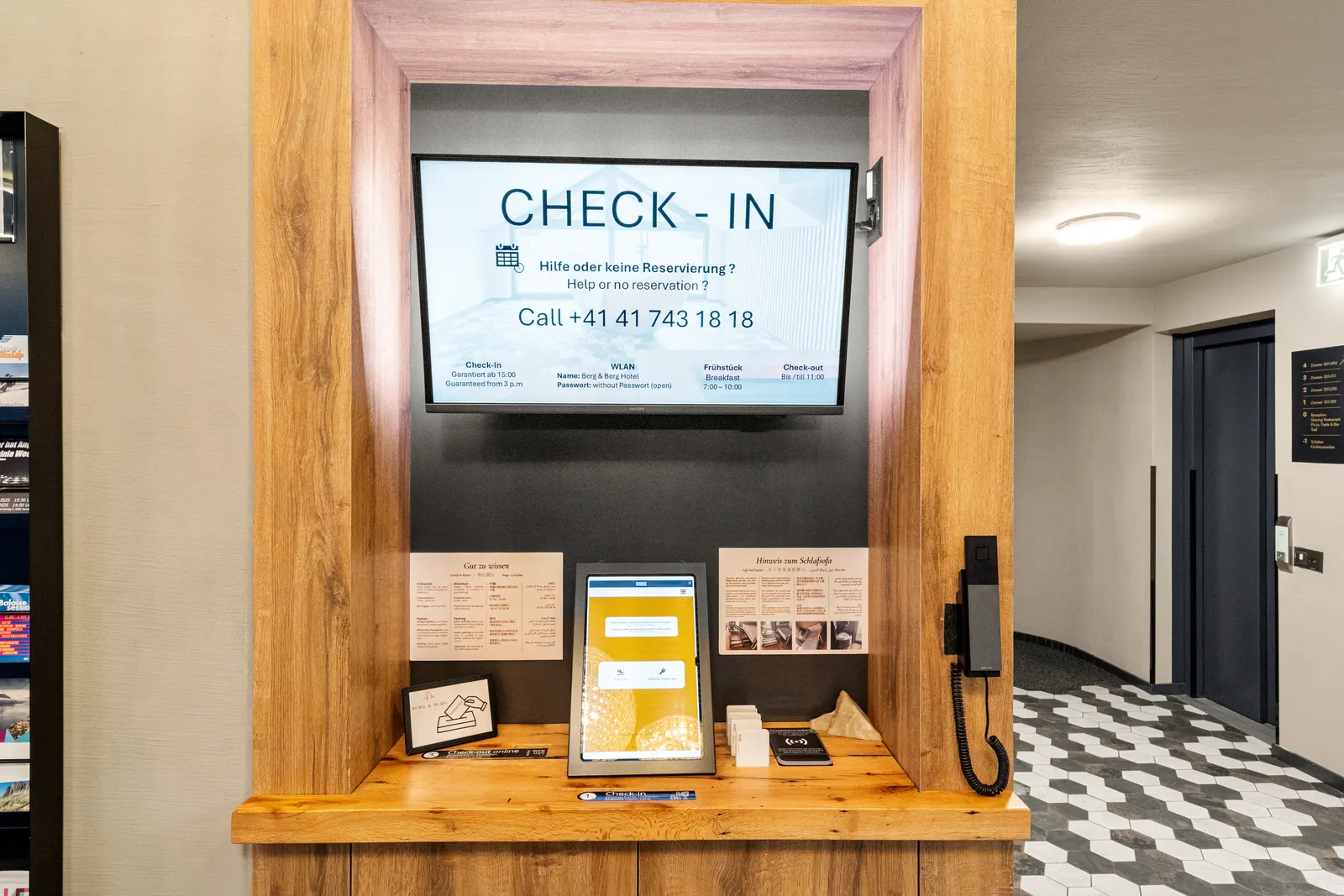 Self-Check-in am Terminal im Berg & Berg Hotel Kerns