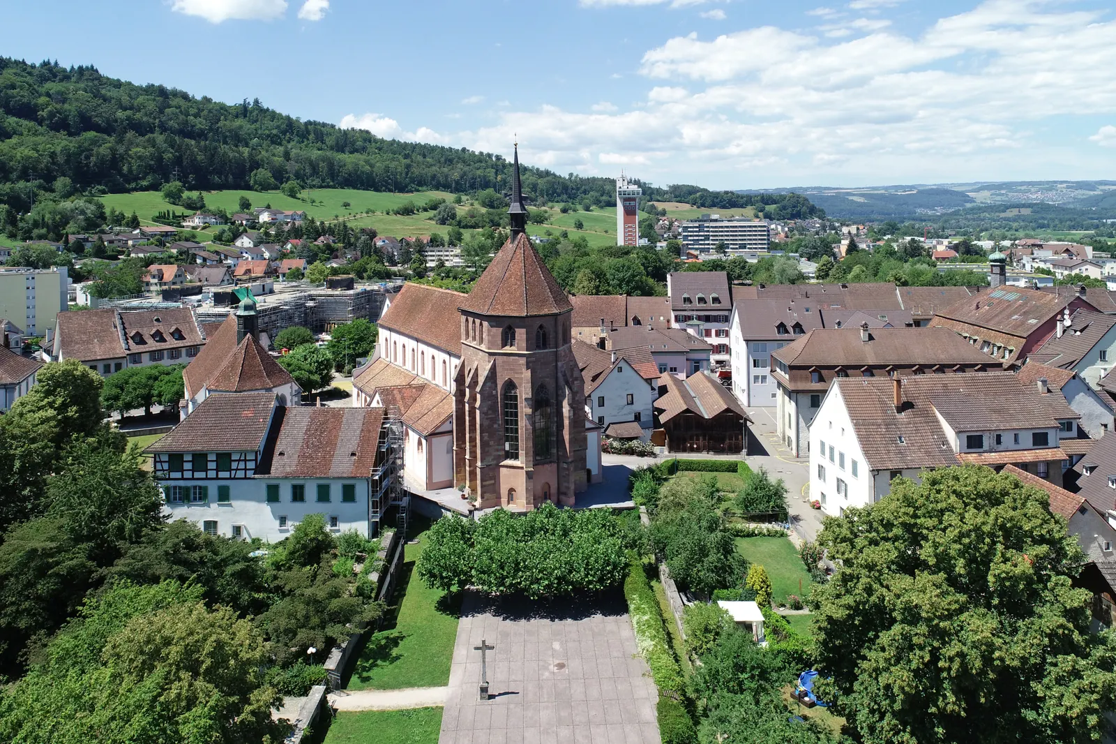 Bad Zurzach mit dem Verenamünster aus der Luft