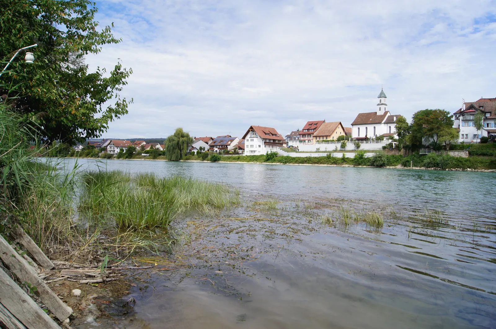 Ufer des Hochrheins in Bad Zurzach