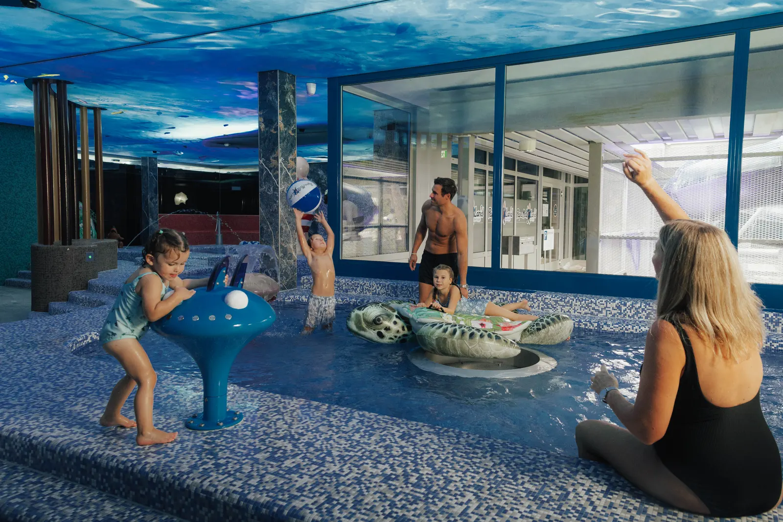 Familie in der Papa-Moll-Wasserwelt der Therme Zurzach