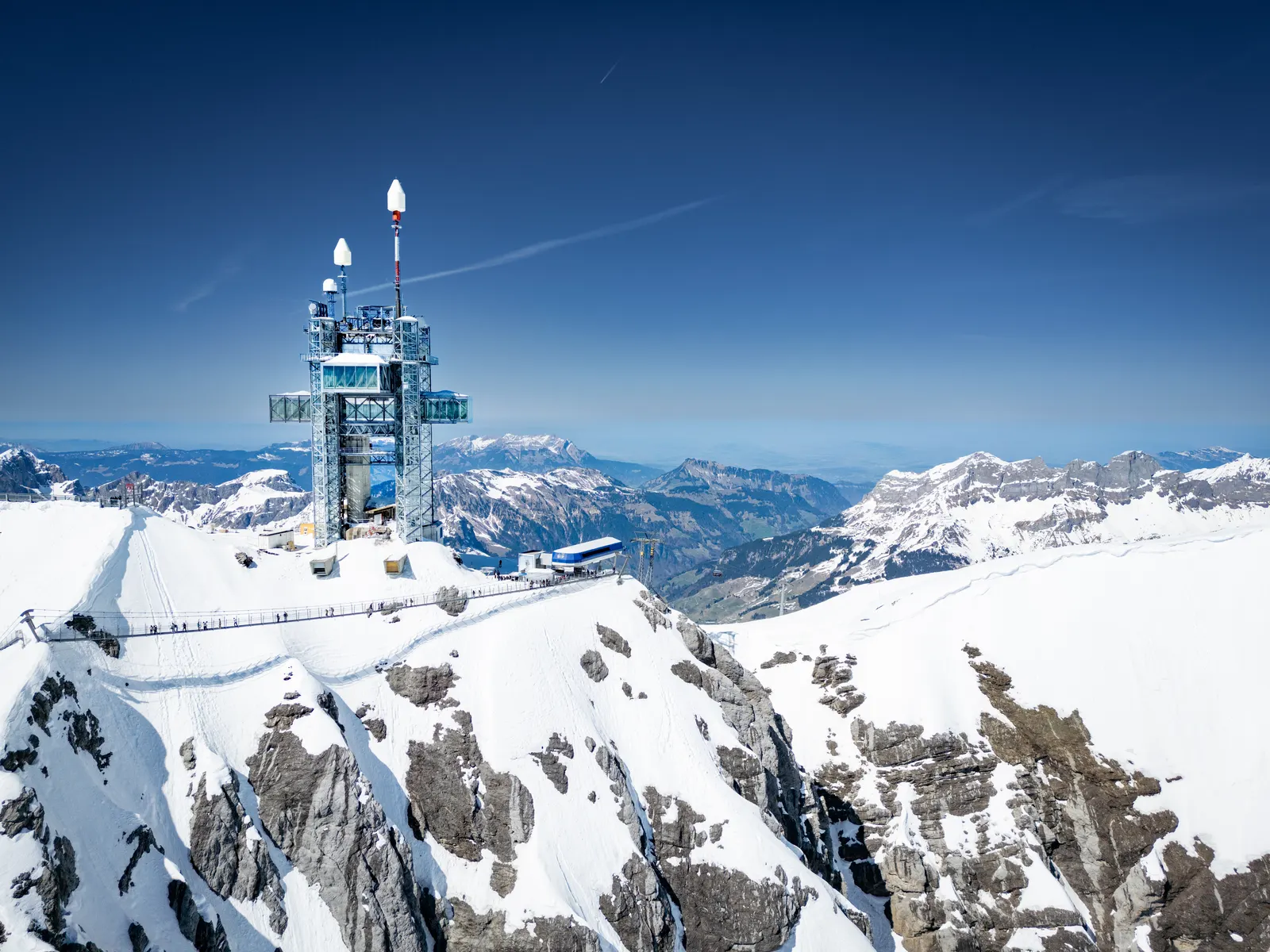 Titlis mit dem Titlis Tower und dem Cliff Walk oberhalb von Engelberg