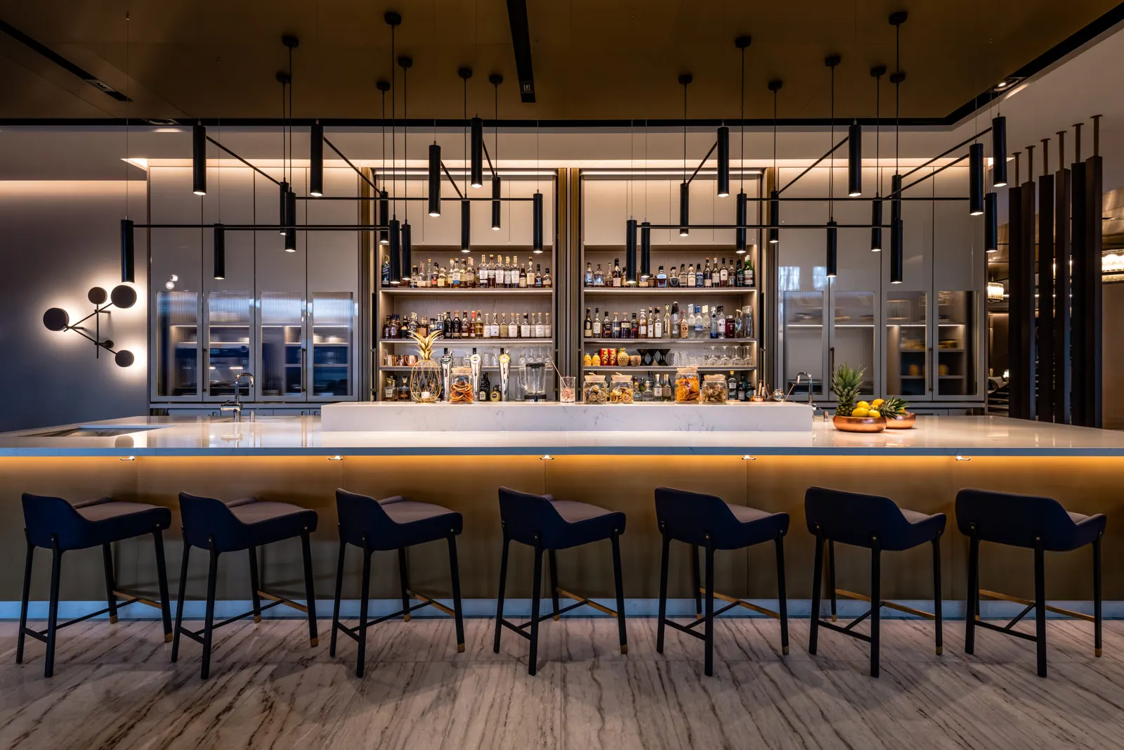 Bar im Berg & Berg Hotel Kerns mit beleuchteter Theke und Barhockern