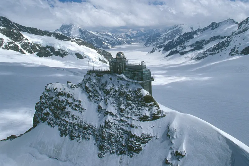 Sphinx-Observatorium auf dem Jungfraujoch mit Gletscher