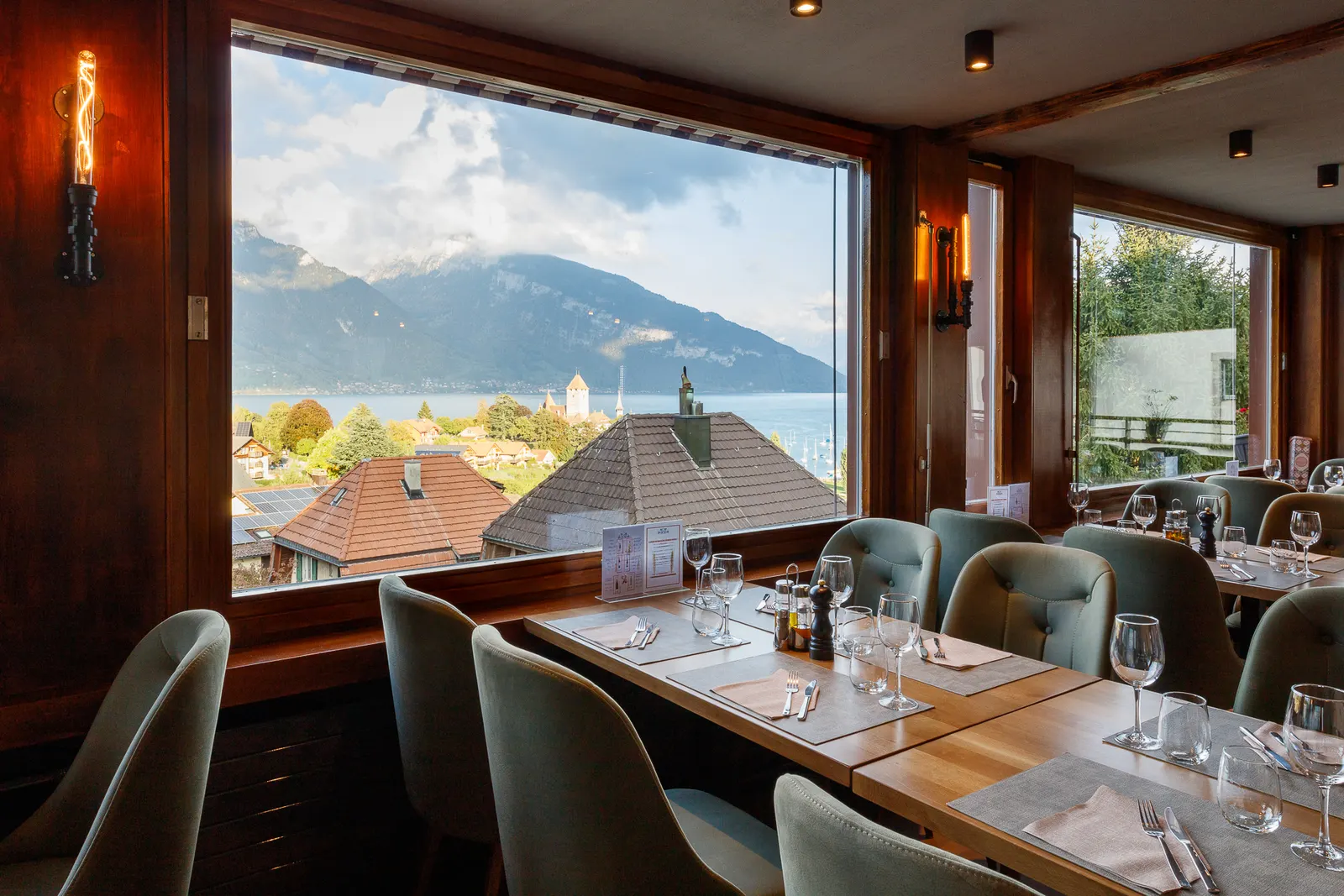 Restaurant Bella Vista in Spiez mit gedeckten Tischen und Blick auf See und Berge